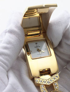 VERNESS Women's Gold Alloy Quartz Bracelet Dragon Watch